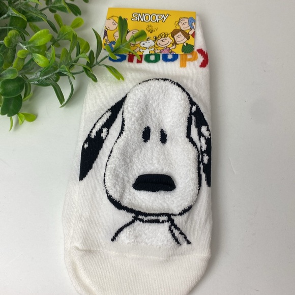 Super cute Snoopy ankle socks Peanuts from Korea fuzzy Snoopy face NWT - Picture 5 of 9